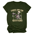 Détail de l'imprimé Corks Are For Quitters avec crâne sur un T-shirt en coton vert foncé - S / Vert Militaire