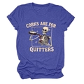 Détail de l'imprimé squelettes et vin sur un t-shirt violet en coton à col rond - S / Bleu Vintage