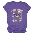 Détail d'un t-shirt violet en coton avec imprimé de squelette vintage et citation d'humour - S / Violet