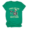 Détail de l'imprimé squelette versant du vin sur un t-shirt vert à col rond décontracté - S / Vert Foncé