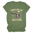 Détail du t-shirt vert chiné avec squelette versant du vin et slogan humoristique - S / Vert olive