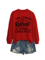 Détail du sweat-shirt rouge avec slogan vintage et short en jean déchiré pour femme - S / Rouge Vif (Police Noire)