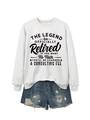 Detail von weißem Sweatshirt mit Spruch-Print und blauen zerrissenen Denim-Shorts - Grauweiß (Schwarze Schrift)