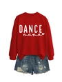 Detail eines roten Sweatshirts mit DANCE mama Print und blauen Destroyed-Jeansshorts - S / Rot (Weiße Schrift)