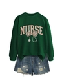 Détail du sweatshirt d'infirmière vert foncé avec noeud léopard et short en jean - Vert clair