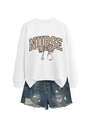 Détail d'un sweat blanc pour infirmière avec nœud léopard et motif de stéthoscope - Blanc