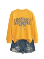 Détail du lettrage Nurse et du nœud léopard sur un sweat-shirt jaune vif pour femme - Jaune