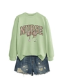 Détail du sweat vert sauge avec motif d'infirmière léopard et short en jean bleu - Vert olive