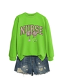 Détail d'un sweat-shirt infirmière vert néon avec texte léopard et motif de stéthoscope - Vert Fluorescent