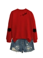 Detail von rotem Sweatshirt mit Lucky-Schriftzug und Kleeblattdruck zu Denim-Shorts - S / Rot (Schwarze Schrift)