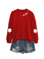 Detail eines roten Sweatshirts mit Kleeblatt-Ärmeldruck, Lucky-Schriftzug und Denim-Shorts - S / Rot (Weiße Schrift)