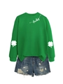 Detail von grünem Lucky-Sweatshirt und zerrissenen Denim-Shorts mit Kleeblatt-Print - S / Grasgrün (Weiße Schrift)