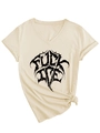 Detail eines beige V-Ausschnitt T-Shirts mit Gothic-Druck und modischem Knotendesign - S / Sand (Schwarzer Druck)