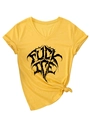 Detail eines gelben V-Ausschnitt T-Shirts mit schwarzem Kunstdruck und Seitenknoten - S / Gelb (Schwarzer Druck)