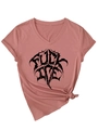 Détail du t-shirt col V rose poudré avec imprimé artistique Fuck Ice noir et manches retroussées - Or Rose (Imprimé Noir)