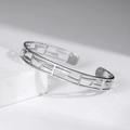 Minimalistisches hohles Armband aus silbernem Edelstahl mit geometrischem Muster und Mattierung - Silbernes Blitz Hohl-Stil (B4424)