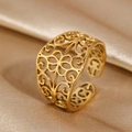 Detailansicht des 18k Gold-Vintage-Hohlmusters auf dem verstellbaren Edelstahlring - Retro Reben-Hohlstil (N6573) / Gold