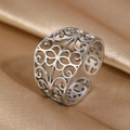 Silberner offener Ring mit filigranen Blumenmustern auf goldenem Seidenhintergrund - Retro Reben-Hohlstil (N6574) / Silber