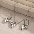 Set collana e orecchini a cuore in oro 18K su lino beige con finitura a specchio - Stile Cuore d'Argento (N8102)