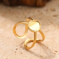 Anillo abierto ajustable de acero inoxidable dorado con líneas entrelazadas y disco - Abierto Ajustable / Estilo Curva Hueca Dorado (40484-1)