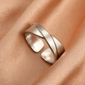 Minimalistischer silberner Drehring mit poliertem Finish auf Champagner-Seide - Silber Einfacher Kreuzknoten (N6804)