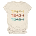 Dettaglio della maglietta in cotone crema con stampa colorata Teach Kindness - S / Sabbia