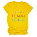 Détail du t-shirt jaune en coton à col rond avec motif imprimé TEACH compassion et bonté - Jaune