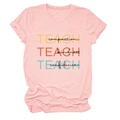 Détail d'un t-shirt rose en coton avec slogan Teach Compassion imprimé en couleur - Rose