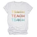 Détail de l'imprimé coloré Teach Compassion, Kindness, Confidence sur un t-shirt blanc - Blanc