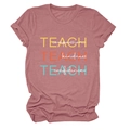 Vue détaillée de l'imprimé coloré Teach Compassion sur le t-shirt rose à col rond - Or rose