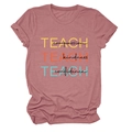 Détail de l'imprimé TEACH compassion kindness sur t-shirt rose poudré à col rond - Rouge Haricot