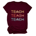 Détail du t-shirt bordeaux Teach Compassion en coton avec manches retroussées - Bordeaux
