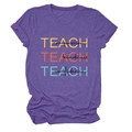 Détail d'un t-shirt violet en coton avec motif coloré Teach Kindness imprimé - Violet (Texte Noir)