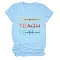 Détail d'un t-shirt en coton bleu clair avec impression Teach Compassion Kindness - Rose bonbon