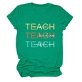 Détail du t-shirt vert émeraude avec impression Teach Compassion sur fond blanc épuré - Vert Foncé