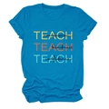 Vue détaillée du t-shirt bleu vif avec l'inscription colorée Teach Compassion et col rond - Bleu lac