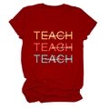 Détail du t-shirt rouge en coton avec slogan éducatif et manches à bords roulés - Rouge