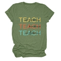Détail de l'imprimé Teach Compassion sur un T-shirt olive à col rond et manches courtes - Vert olive