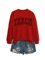 Detail von rotem Sweatshirt mit TEACH Herz-Buchstaben und Distressed Denim-Shorts - S / Rot (Schwarze Schrift)