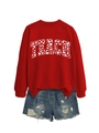 Detailansicht des roten Sweatshirts mit weißem TEACH Herz-Print und Denim-Shorts - S / Rot (Weiße Schrift)