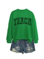 Detail von grünem Teach-Sweatshirt mit Herzprint und distressed Denim-Shorts - S / Grasgrün (Schwarze Schrift)