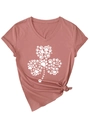 Détail d'un T-shirt col V rose poudré avec un trèfle formé d'empreintes de pattes - Or Rose (Police Blanche)