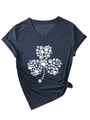 Détail d'imprimé trèfle en empreintes de pattes sur un t-shirt col V avec manches retroussées - Bleu Marine (Police Blanche)