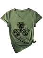 Détail du motif de trèfle à empreintes de pattes sur un t-shirt vert olive à col en V - Vert Olive (Police Noire)