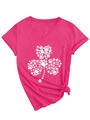 Détail du t-shirt rose col en V avec motif trèfle en empreintes de pattes et nœud à la taille - Rose Rouge (Police Blanche)