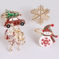 Set de 4 servilleteros navideños dorados con esmalte y detalles de cristal - Estilo 4 (Coche Rojo/Muñeco de Nieve con Bufanda/Papá Noel/Copo de Nieve)