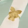 Eleganter goldener Schmetterling Serviettenring auf weißem Leinen für festliche Tische - Großer und kleiner Schmetterling Serviettenring / Gold