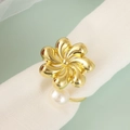 Rond de serviette doré en forme de fleur avec perle blanche pour décoration de table - Rond de Serviette Fleur Goutte d'Eau / Doré