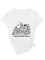 Dettaglio di t-shirt bianca con scollo a V, grafica Bookish Life e orlo annodato alla moda - S / Bianco (Grafica nera)