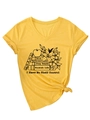 Dettaglio della t-shirt con scollo a V, stampa Bookish Life e nodo sull'orlo - S / Giallo (Grafica nera)